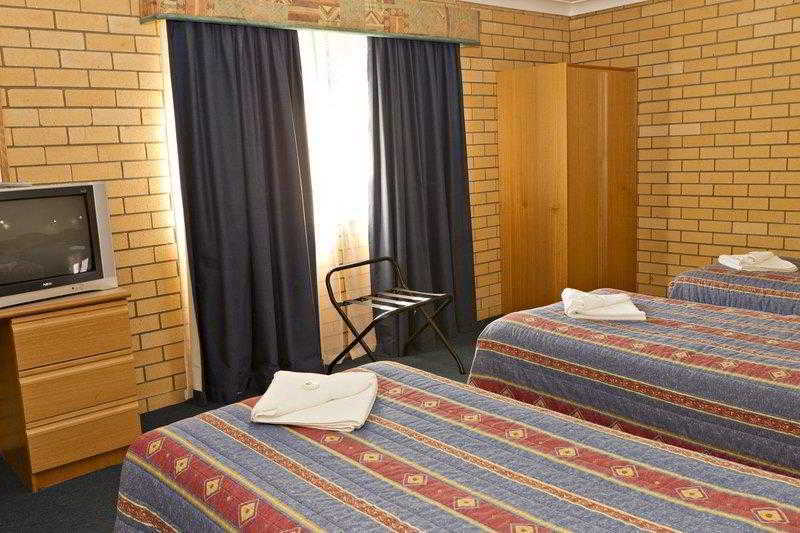 Hilltops Retreat Motor Inn Young Room photo