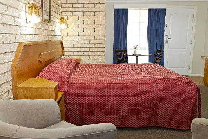 Hilltops Retreat Motor Inn Young Room photo