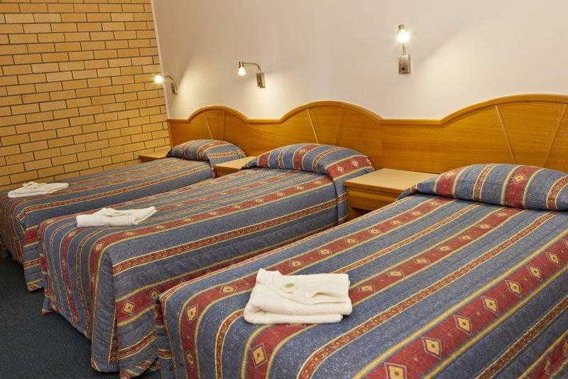 Hilltops Retreat Motor Inn Young Room photo