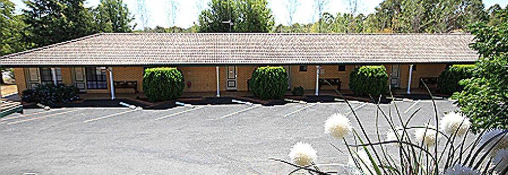 Hilltops Retreat Motor Inn Young Exterior photo