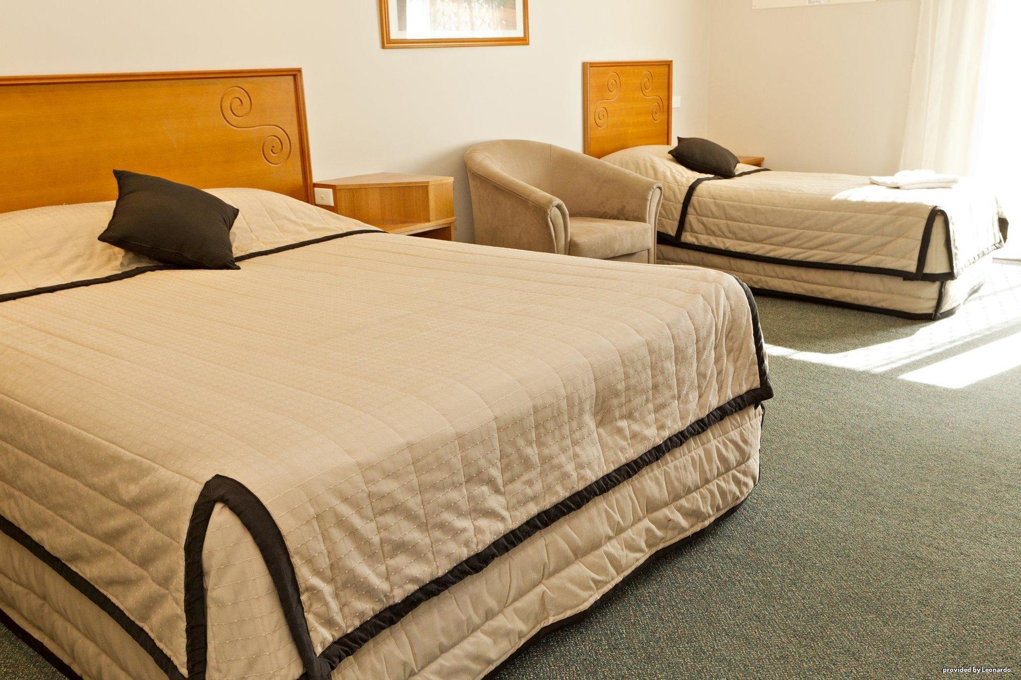 Hilltops Retreat Motor Inn Young Room photo