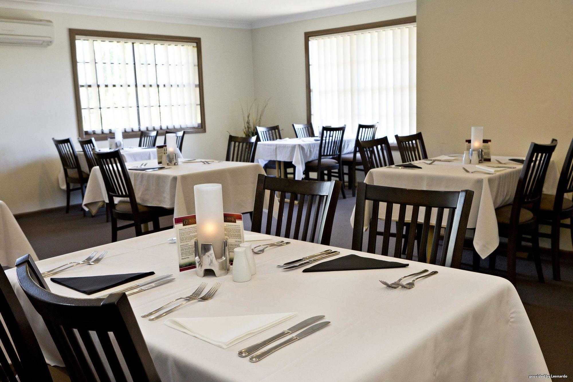 Hilltops Retreat Motor Inn Young Restaurant photo
