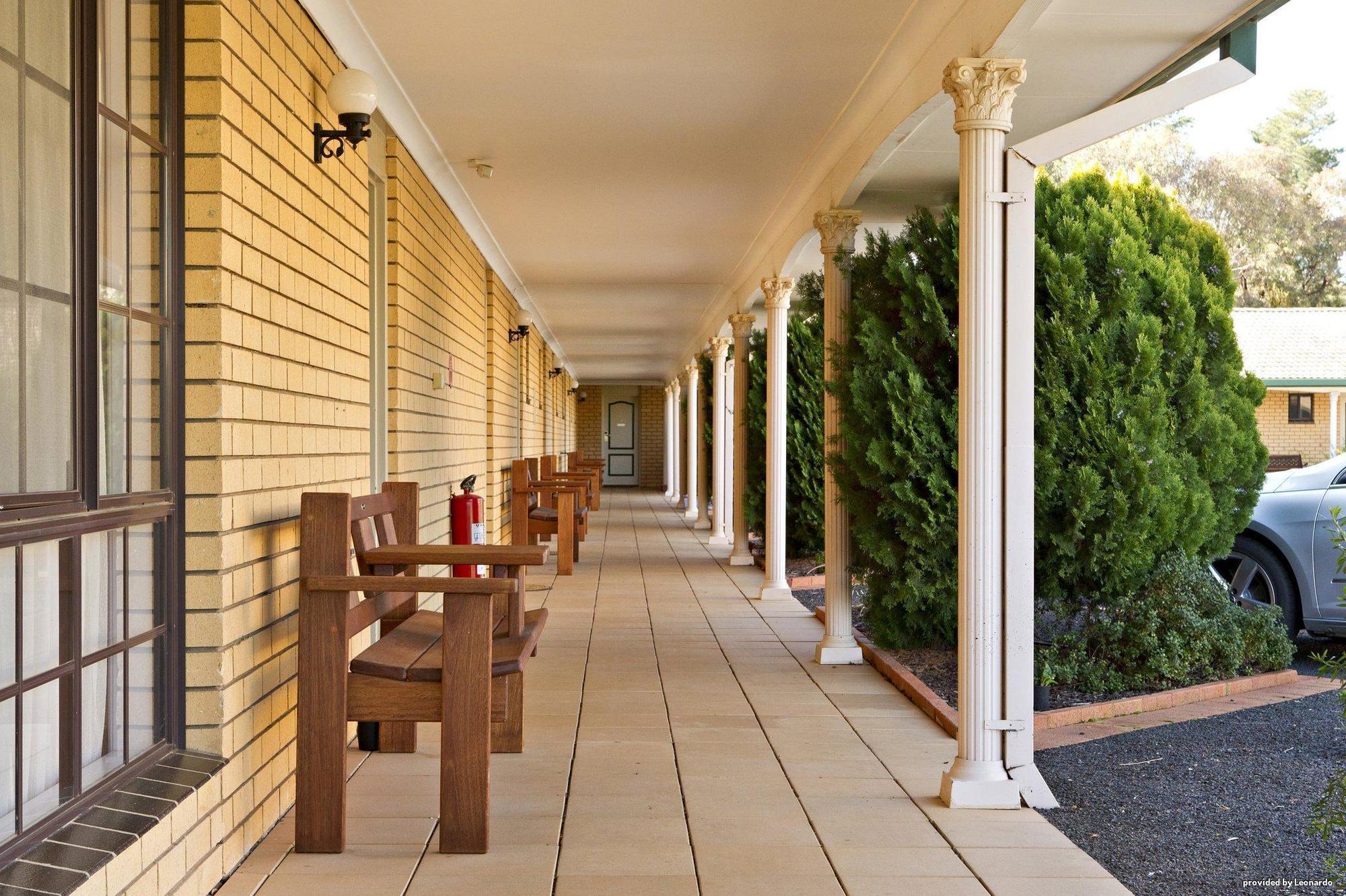 Hilltops Retreat Motor Inn Young Exterior photo