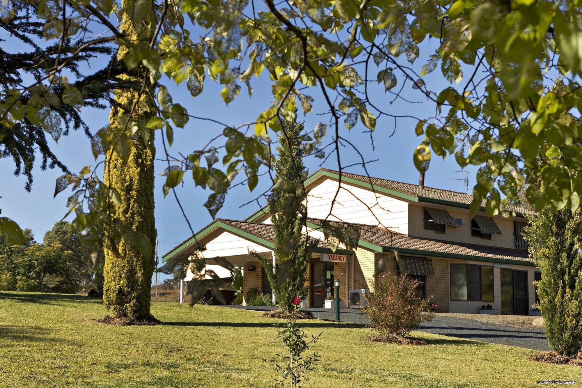 Hilltops Retreat Motor Inn Young Exterior photo